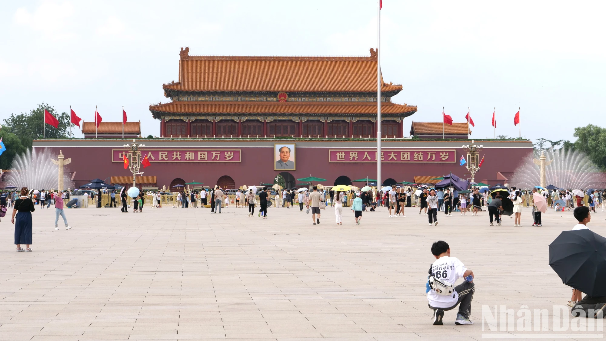 Пекин во флагах и цветах, приветствуя Генерального секретаря, Президента То Лама и высокопоставленную вьетнамскую делегацию