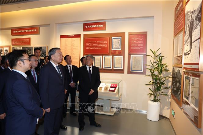 Генеральный секретарь ЦК КПВ, Президент То Лам посетил Центральную партийную школу Китая