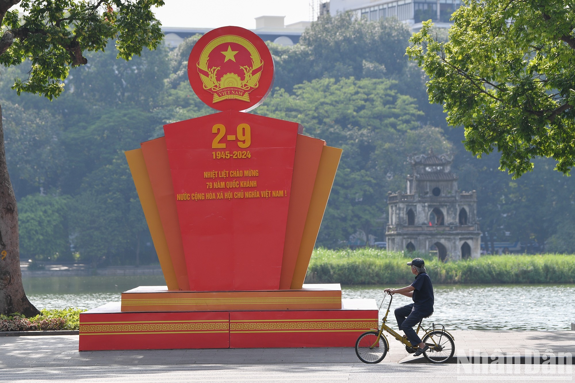 Улицы Ханоя сияют флагами и цветами в честь Августовской революции и Дня независимости Вьетнама