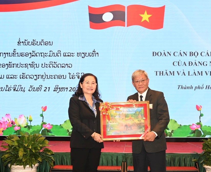 Г Хошимин уделяет внимание развитию отношений сотрудничества с местностями Лаоса