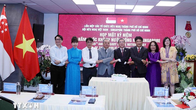 Укрепление солидарности и дружбы между жителями г Хошимина и народом Сингапура
