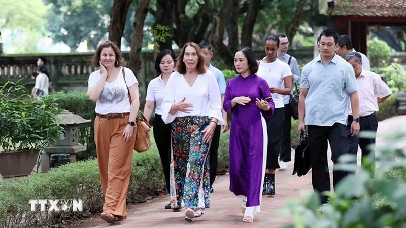 Председатель Сената Австралии посетила Храм литературы Ванмиеу-Куоктыжам