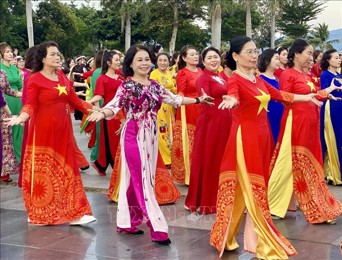 Фестиваль народного танца «Красочные и очаровательные женщины Биньдинь»