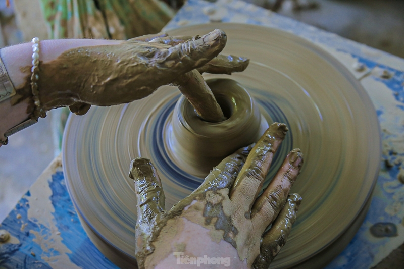 Туристы увлечены изготовлением керамических изделий в Хойане