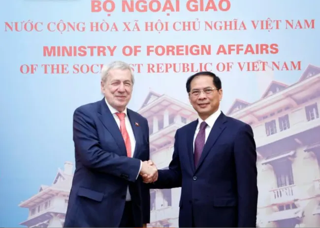 Посол Фам Чыонг Занг визит министра иностранных дел Чили демонстрирует позицию Вьетнама в политике Чили