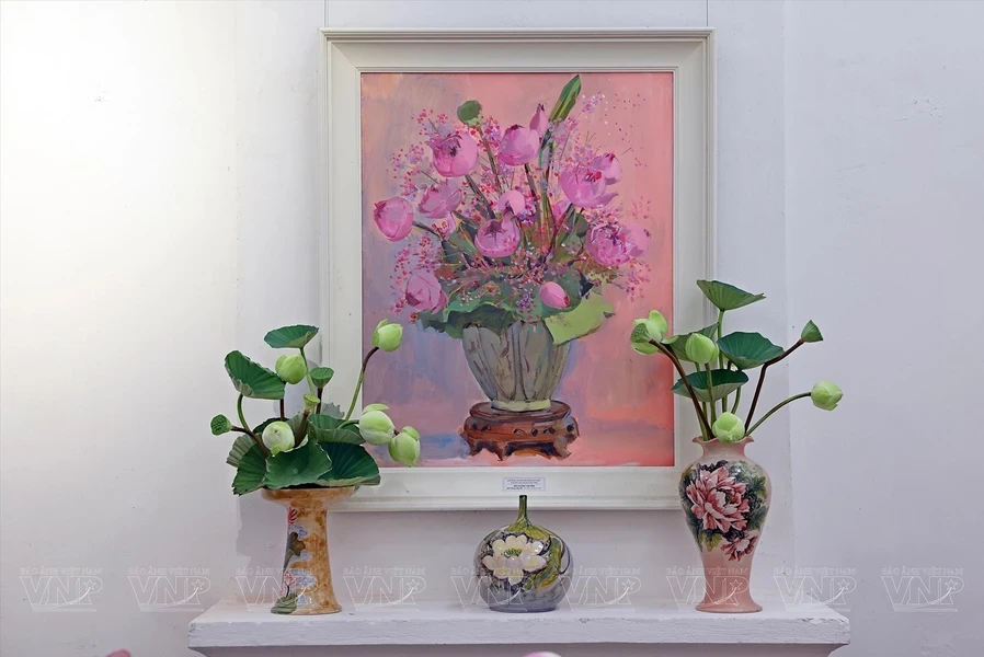 Картины с изображением лотоса, которые произвели большое впечатление во Франции, были выставлены в Ханое