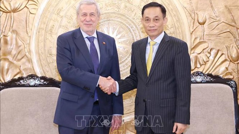 Глава Отдела по внешним связям ЦК КПВ Ле Хоай Чунг принял Министра иностранных дел Чили Альберто Ван Клаверена