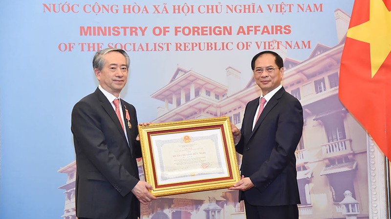 Вручен Орден дружбы Послу Китая во Вьетнаме Сюн Бо