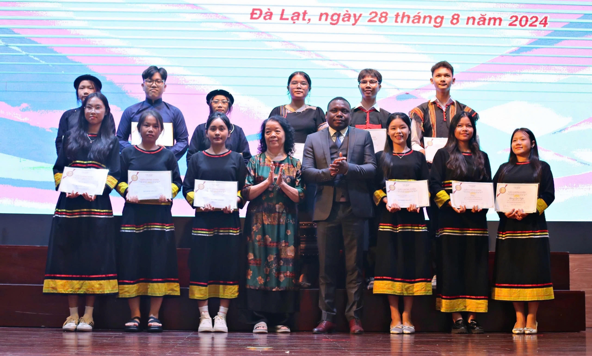 Вручение стипендий «Валлет» отличникам из Центрального нагорья и двух провинций южной части Центрального Вьетнама