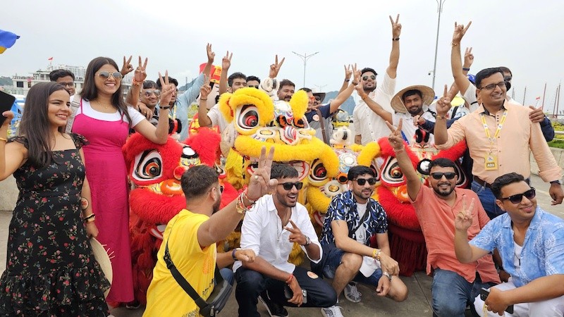 Крупная группа индийских туристов посетила бухту Халонг в провинции Куангнинь