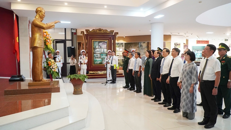 В провинции Тхыатхиен-Хюэ открылась фотовыставка “Образ президента Хо Ши Мина во вьетнамской революционной прессе”