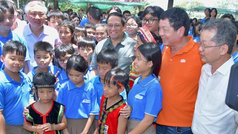 Премьер-министр Фам Минь Тьинь навестил школьников, осиротевших из-за COVID-19