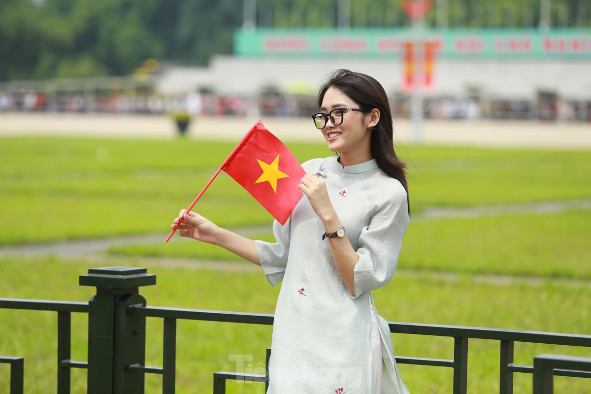 Жители Ханоя неспешно гуляют и наслаждаются погодой во время выходных в честь Дня Независимости