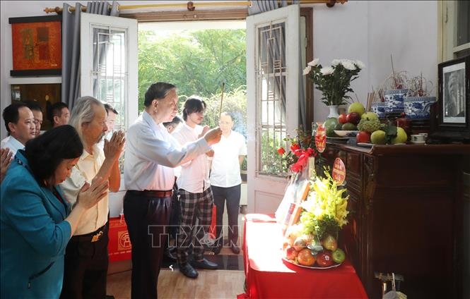 Генсек ЦК КПВ, президент То Лам навестил семью покойного композитора Ван Као