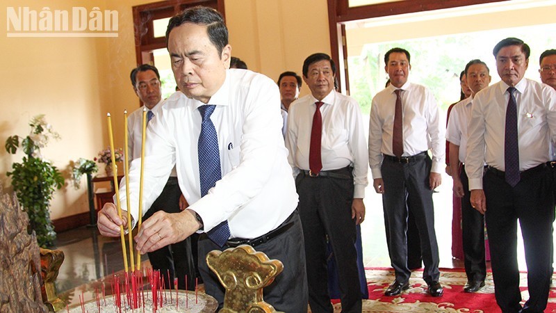 Председатель НС Чан Тхань Ман воскурил благовония в мемориальных комплексах в провинции Виньлонг