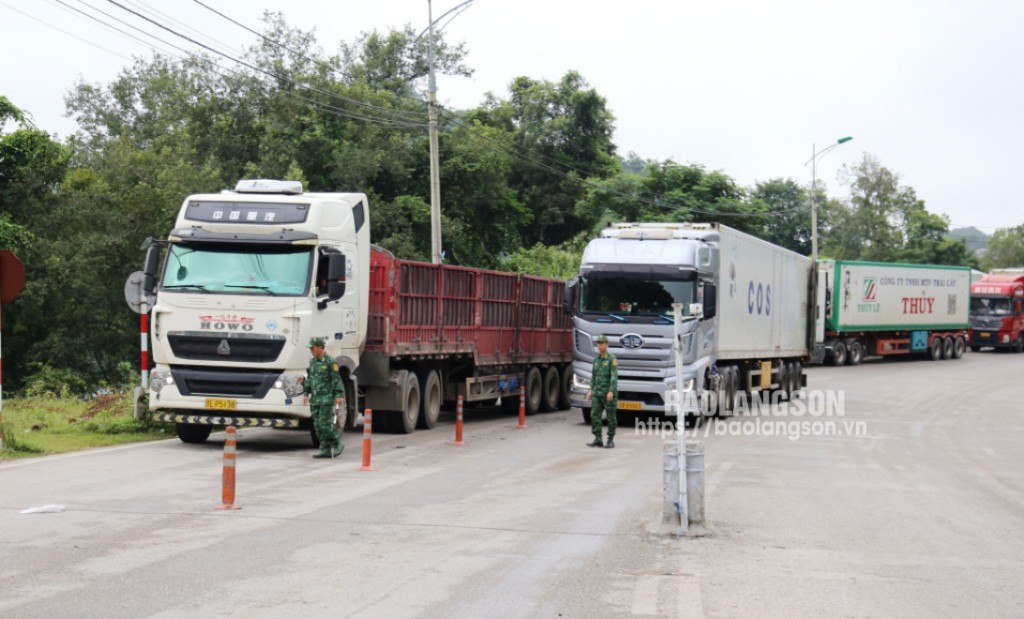 Более 4300 грузовиков с импортно-экспортными товарами прошли таможенное оформление в провинции Лангшон на праздники