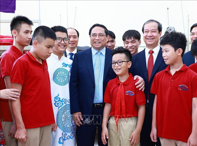 Премьер-министр открывает новый учебный год в средней школе Нгуен Динь Чиеу