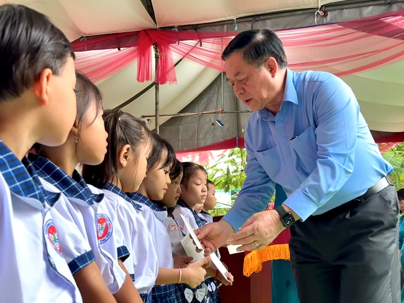 Товарищ Нгуен Чонг Нгиа вручил подарки школьникам, находящимся в трудной ситуации