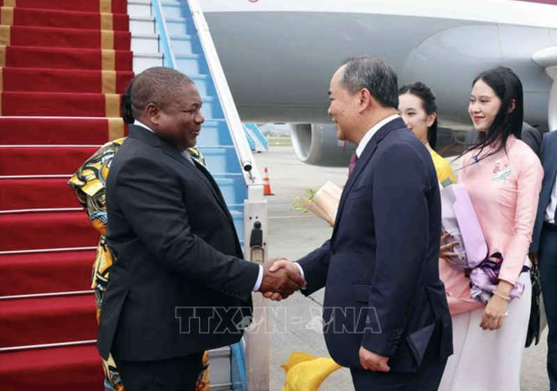 Президент Мозамбика прибыл в Ханой, начав официальный визит во Вьетнам
