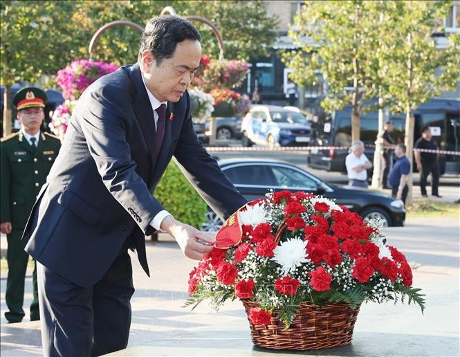 Председатель национального собрания возложил цветы к памятнику Хо Ши Мину и встретился с вьетнамской общиной в РФ