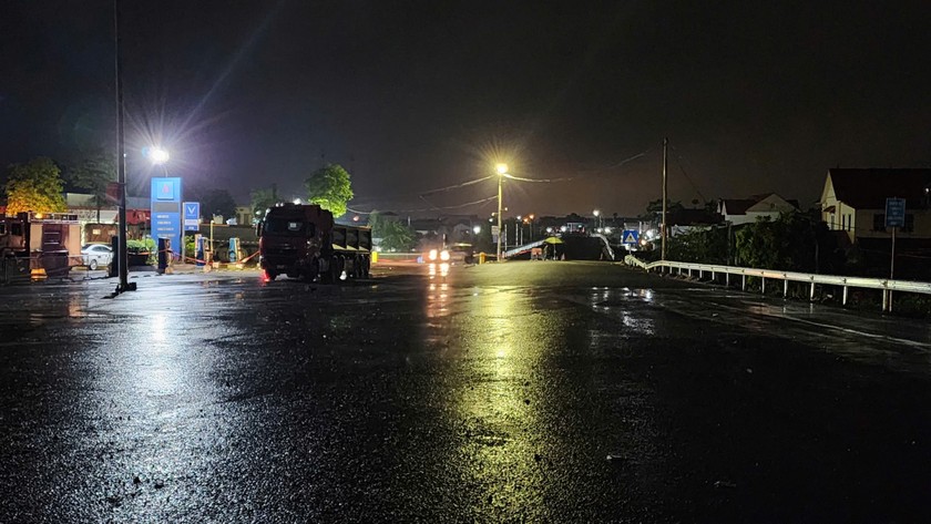 Ночные работы на месте обрушения моста Фонгтяу