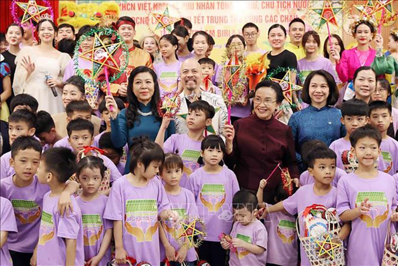 Супруга Нго Фыонг Ли и супруга Нали Сисулит посетили детскую деревню Birla в Ханое