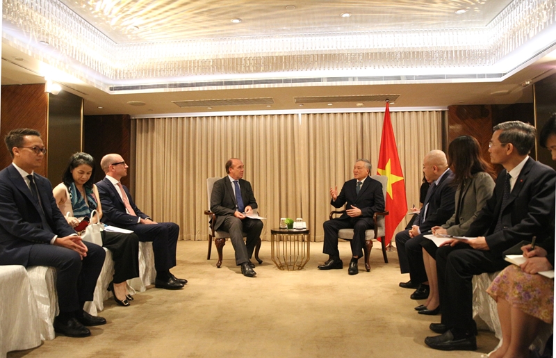 Постоянный вице-премьер Нгуен Хоа Бинь встретился с руководителями международных корпораций в Гонконге Китай