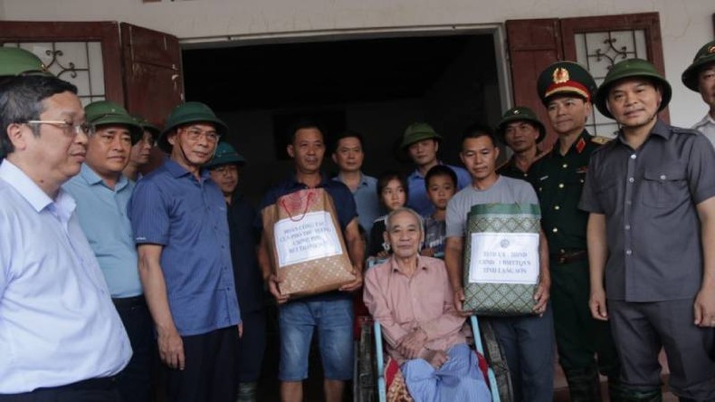 Вице-премьер Буй Тхань Шон проверил ход работ по преодолению последствий тайфуна №3 в Лангшоне