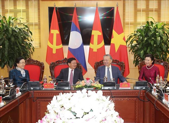 Генсек ЦК КПВ, президент То Лам с супругой проводил генсека ЦК НРПЛ, президента Лаоса Тхонглуна Сисулита и его супругу