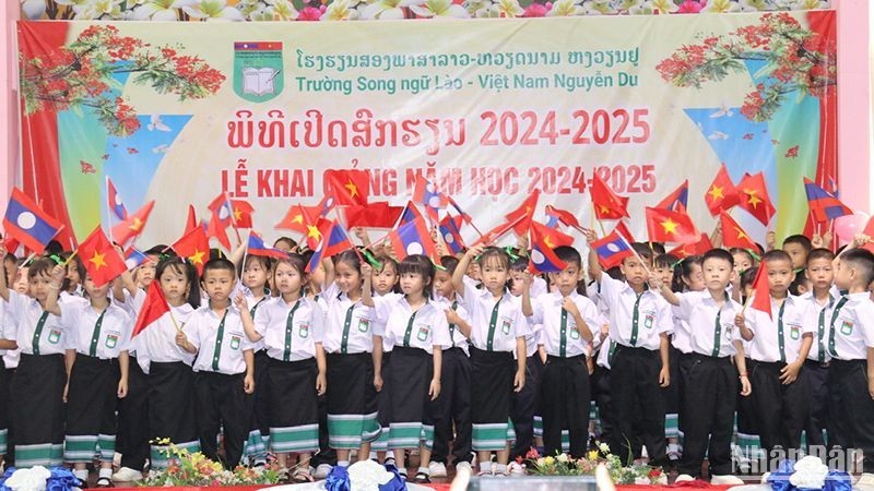 Лаосско-вьетнамская двуязычная школа им Нгуен Зу открыла новый учебный год