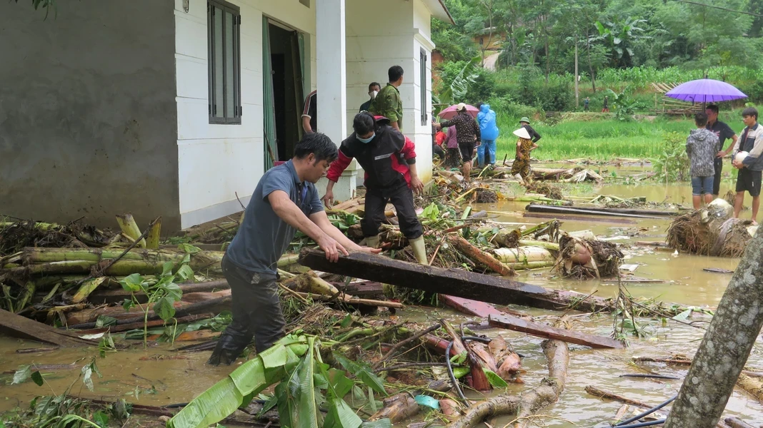 Интенсивные спасательные и восстановительные работы ведутся в деревне Лангну в Лаокай