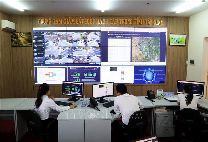 Премьер-министр Фам Минь Тинь поручил разработать проект цифровой трансформации для министерств, отраслевых ведомств и населённых пунктов​