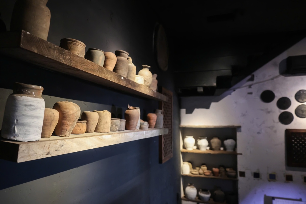 Кафе, украшенное более чем 500 керамическими изделиями, пользуется большой популярностью в Хошимине