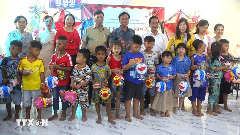 Вьетнамские дети в зарубежных странах встречают праздник середины осени