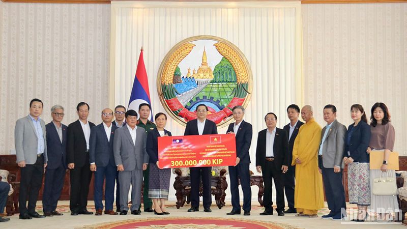 Сообщество вьетнамцев в Лаосе поддерживает лаосский народ в преодолении последствий стихийных бедствий