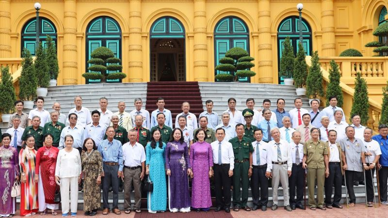 Вице-президент Во Тхи Ань Суан встретилась с представителями выдающихся людей провинции Анжанг, имеющих заслуги перед Родиной