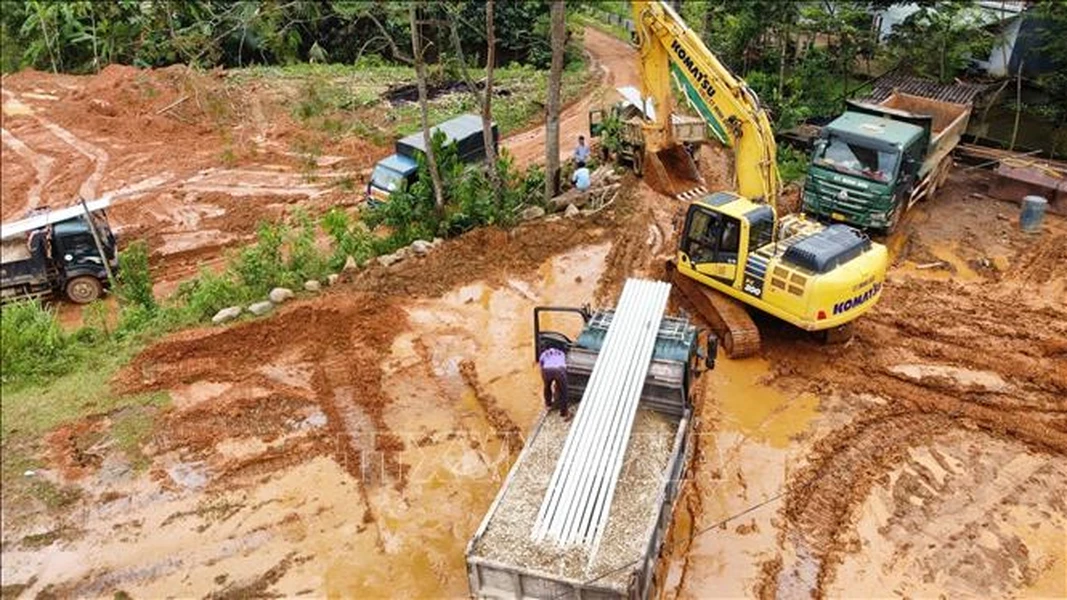 Лаокай спешит построить временное жилье для жителей деревни Ну