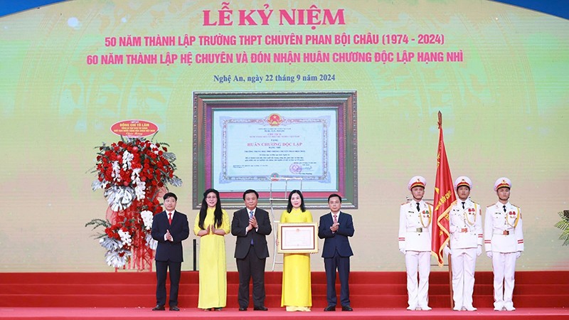 Средняя спецшкола им Фан Бой Тяу получила Орден Независимости второй степени