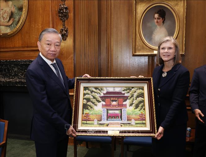 Генсек ЦК КПВ, президент То Лам присутствовал на церемония обмена документами о сотрудничестве