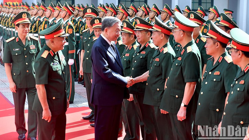 Генеральный секретарь ЦК КПВ, Президент То Лам посетил II главное управление Министерства обороны Вьетнама