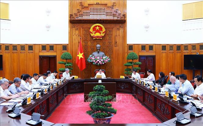 Премьер-министр Фам Минь Тинь возглавил заседание по созданию международного финансового центра во Вьетнаме