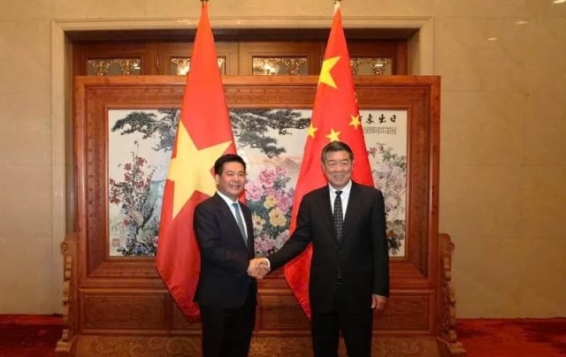 Глава Минпромторга Вьетнама провел встречу с вице-премьером Госсовета КНР Хэ Лифэн