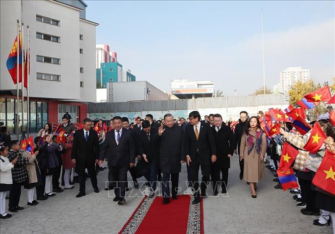 Генеральный секретарь ЦК КПВ, Президент То Лам посетил школу имени Президента Хо Ши Мина в Монголии