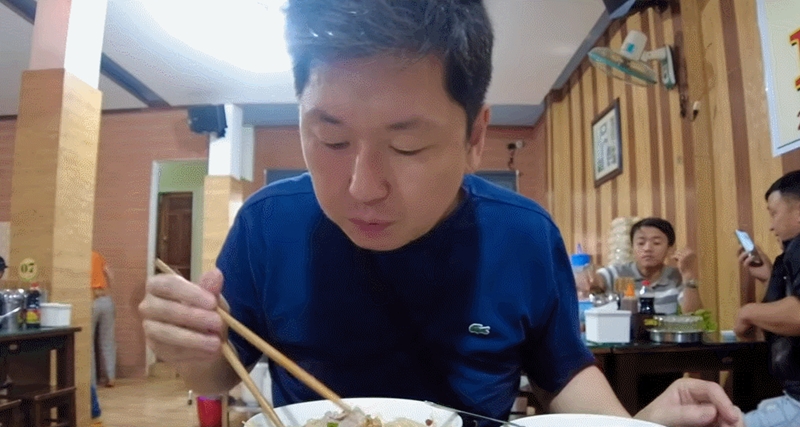 Японский турист влюбился в «сухое фо» в Зялай