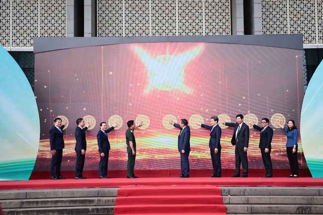 В Ханое открылась выставка «Экономические, культурные и социальные достижения Ханоя за 70 лет строительства и развития»