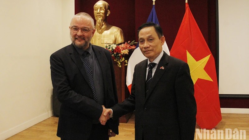 Товарищ Ле Хоай Чунг принял Секретаря ЦК Социалистической партии Франции по иностранным делам