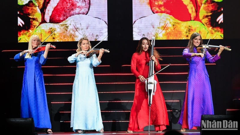 Квартет Бонд покорил вьетнамскую публику концертом в Ханое