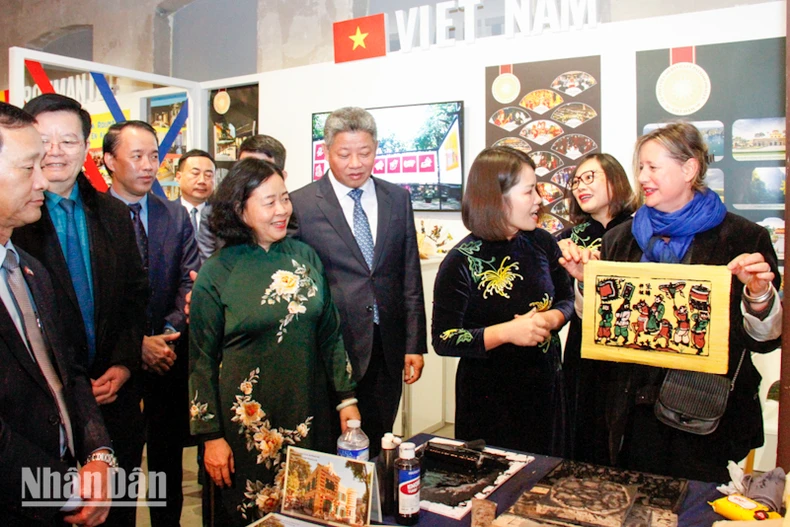 Вьетнамская культура привлекает посетителей Франкоязычной деревни Франкофонии в Париже