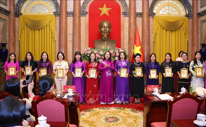 Вице-президент Вьетнама провела встречу с образцовыми женщинами-кадровыми работниками