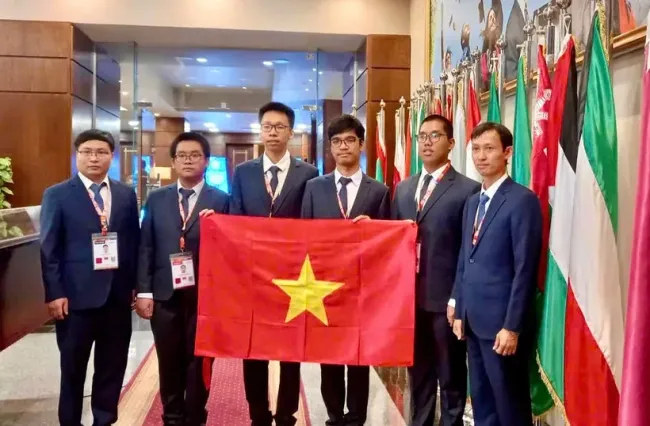 Вьетнамские школьники завоевали 37 медалей на региональных и международных олимпиадах в 2024 году